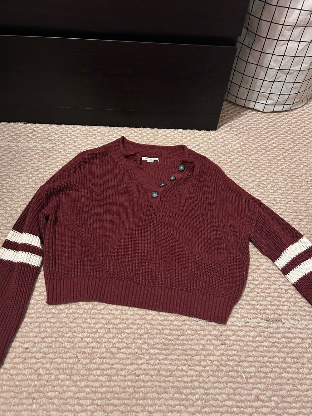 American Eagle Outfitters Maroon V‑Neck Button Accent Cropped Sweater